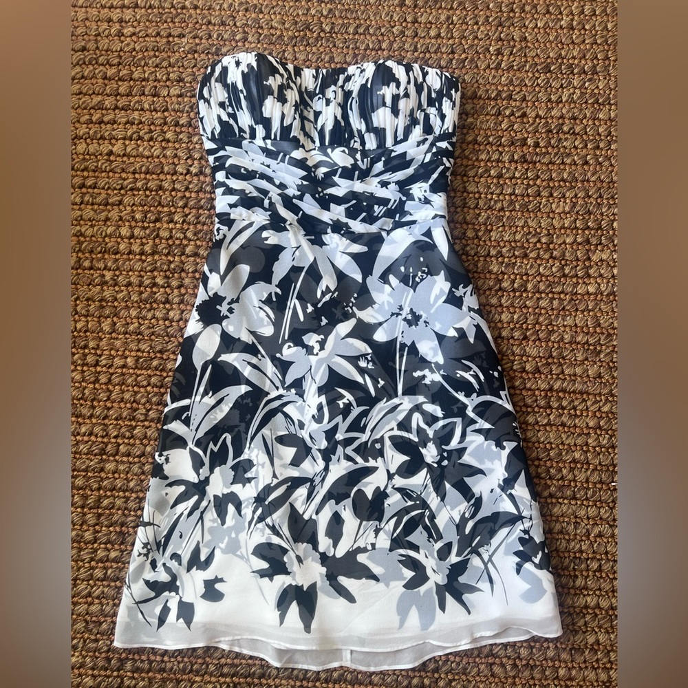 Gorgeous NWT White House Black Market Strapless Floral Dress Size 2